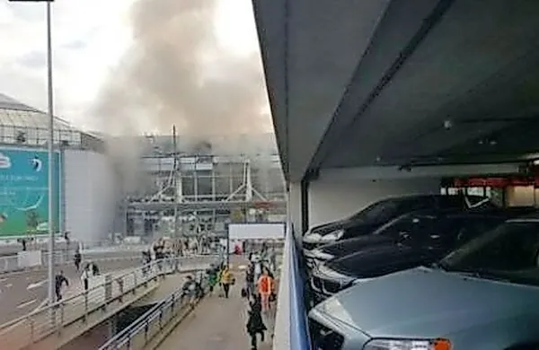 Eksploziji na bruseljskem letališču Zaventem sta danes terjali 
več kot deset življenj.