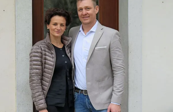  Simo Komel je Kraševcem že poznan, saj vrsto let skupaj z 
ženo Farzilo vodi  gostilno Kobjeglava Restaurant. 