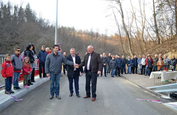 Nov most je večji, varnejši, varnejši bodo okoličani tudi pred 
poplavami.