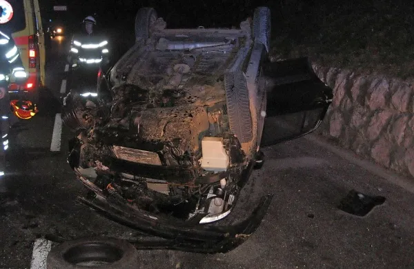 V ponedeljek, kmalu po peti uri zjutraj, se je voznik na Jamski 
cesti pri Postojni z avtom prevrnil na streho.