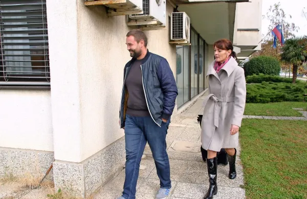   Sebastijan Kokl z odvetnico Marijo Hladin