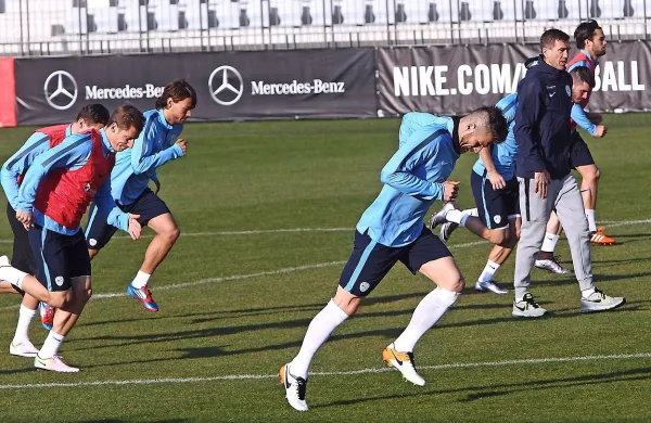 Slovenski reprezentanti so včeraj prvič opravili trening v 
popolni postavi.