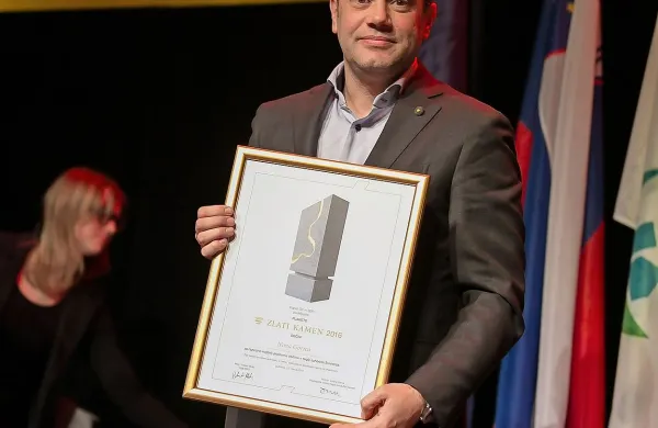 Na včerajšnji podelitvi priznanj najbolj prodornim občinam v 
Sloveniji v okviru projekta Zlati kamen je župan Mestne 
občine Nova Gorica Matej Arčon prevzel priznanje za Mestno 
občino Nova Gorica, ki je bila med občinami v skupini 
zahodna Slovenija izbrana za najbolj prodorno občino.