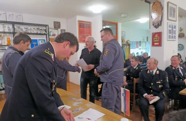 Priznanja za delo v društvu si je zaslužilo več deset članov (na 
fotografiji ga prejema Robi Medved).