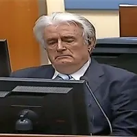 Radovan Karadžić danes v Haagu pred izrekom sodbe