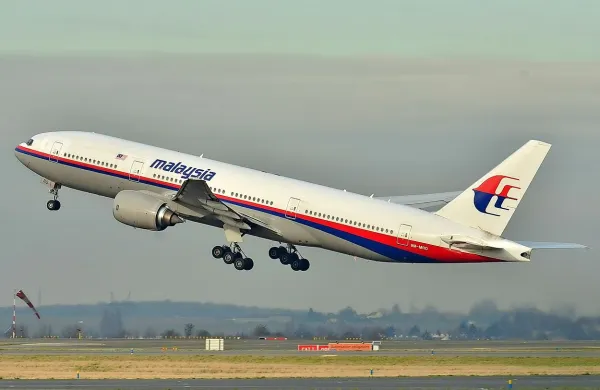  Malezijski strokovnjaki so pojasnili, da barva in oznake na 
razbitinah, najdenih ob afriški obali, ustrezajo tistim, ki jih 
uporablja družba Malaysia Airlines, lastnica pogrešanega 
letala.