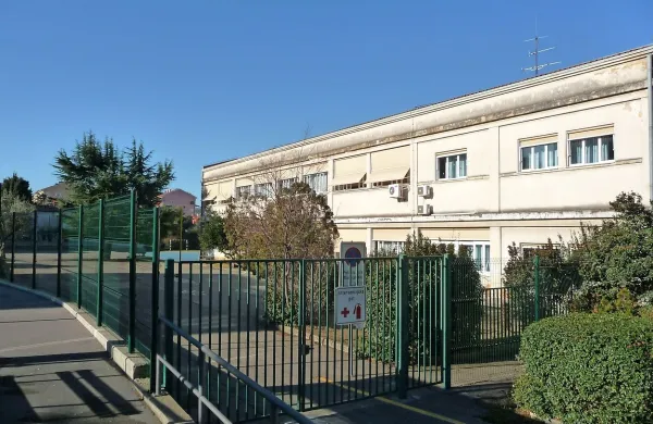 Šola deluje od leta 1946, pod njeno okrilje sodi tudi podružnica v Kortah.  