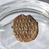 Napis ORDELAFO FALERO DEI GRA DUX VENECIE ne 
pušča dvomov o tem, kateremu zgodovinskemu obdobju 
pripada pečat.