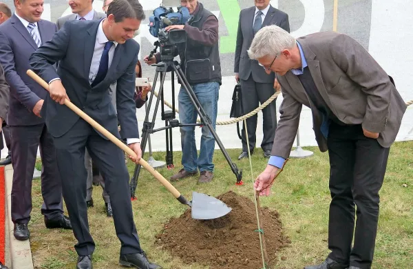 Z zasaditvijo slovenske in avstrijske trte je družba Hit  ob 
igralniškem centru Mond v Šentilju tudi uradno začela  
gradnjo hotela. 