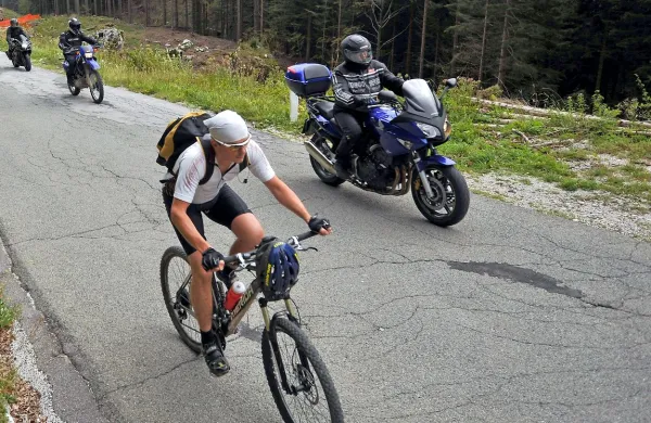Ta konec tedna bo na cestah več kolesarjev in motoristov.