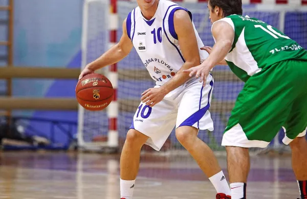 Jan Špan (z žogo) je v dresu 
Šenčurja svoje nekdanje soigralce 
v sredo dolgo držal v negotovosti. 