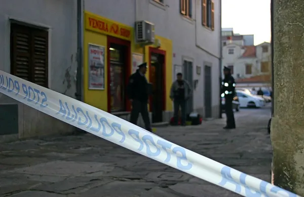 Pred  tremi leti je takrat neznani ropar hudo poškodoval prodajalko iz koprske trgovine 
Venera shop. 

