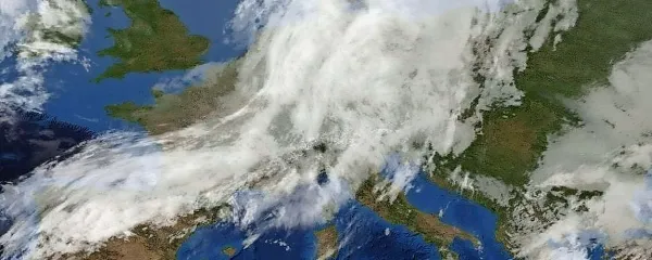Od jugozahoda se prehodno krepi anticiklon.