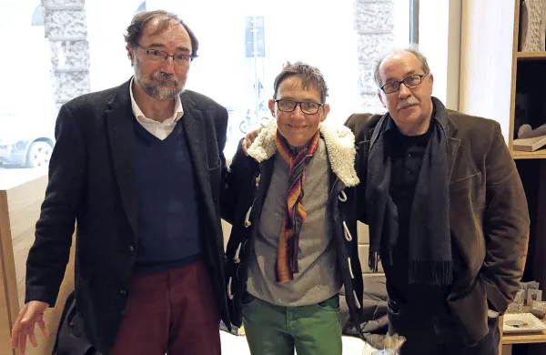 Ob izteku čustvenega in živahnega literarnega dopoldneva smo v objektiv ujeli mednarodno zasedbo mojstrov 
pisane besede. Gosta Borisa A. Novaka (levo) sta razveselila pisateljska kolega in Tržačana, ki prijateljujeta že od 
najstniških let:  Marko Sosič je v slovensko knjigarno pripeljal slovito Susanno Tamaro. Slovenski bralci radi 
segajo po njenih knjigah Pojdi, kamor te vodi srce, Anima mundi, Srce iz špeha, Odgovori mi, Več ognja, več vetra, 
Poslušaj moj glas, Papirofobija, Čarobni krog in Za vedno, lani pa  smo dobili še prevod njene avtobiografske 
izpovedi Vsak angel je strašen, ki jo je poslovenil prav Sosič.     