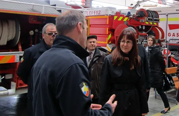 Ministrici Andreji Katič so sežanski gasilci predstavili opremo 
in težave, s katerimi se srečujejo. 
