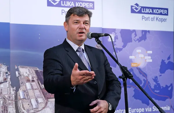 “Želel bi si, da bi Luka Koper bolj aktivno sodelovala in ne bi 
ves čas nasprotovala načrtu vlade,” je dejal minister za 
infrastrukturo Peter Gašperšič.