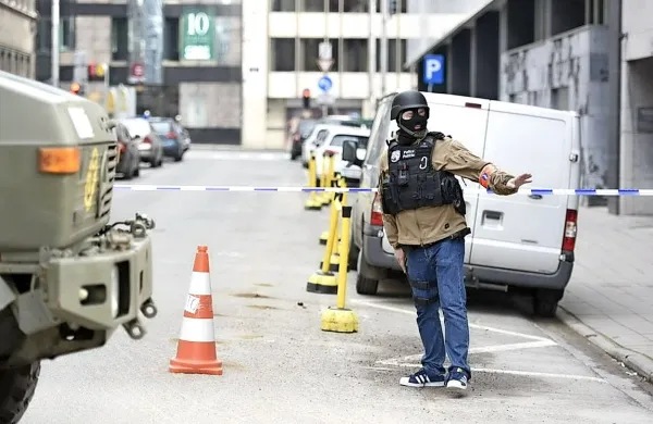 Dva dni po terorističnih napadih v Bruslju je bil umorjen 
varnostnik v belgijski jedrski elektrarni, ki naj bi bila po 
poročanju medijev možna tarča teroristov.