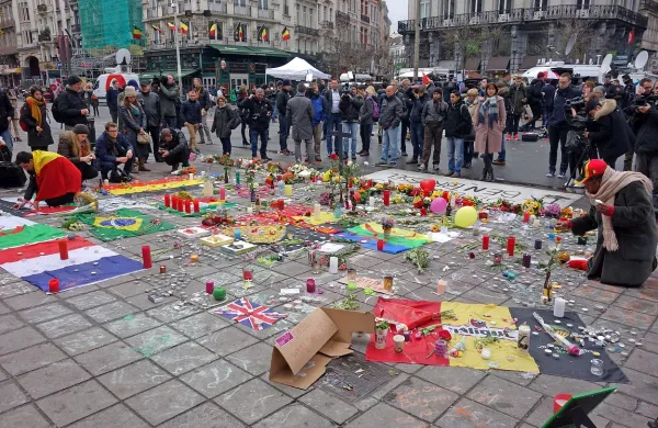 Žalovanje za žrtvami napada v Bruslju.