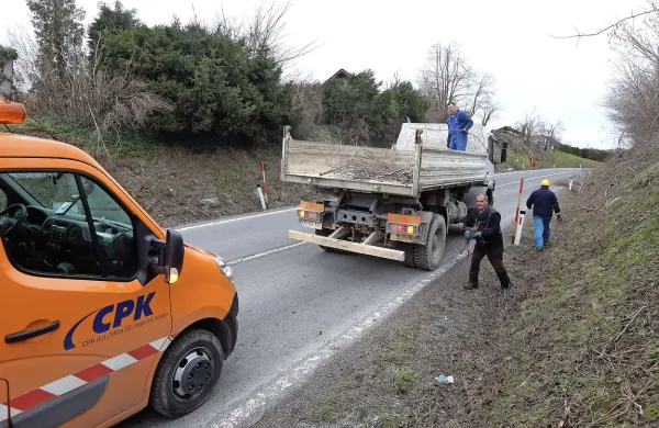 Na regionalni cesti Razdrto-Postojna so februarja 2014   
odstranjevali posledice ujme. 