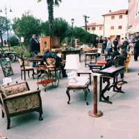 Dnevna soba kar na pločniku? Le izjemoma, za velikonočni 
sejem starin in domače obrti.