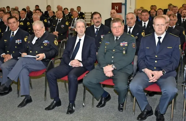 Na skupščino Zveze policijskih veteranskih društev Sever so 
prišli tudi  generalni direktor policije Marjan Fank, državni 
sekretar na notranjem ministrstvu Boštjan Šefic in predsednik zveze združenj borcev Tit Turnšek. 