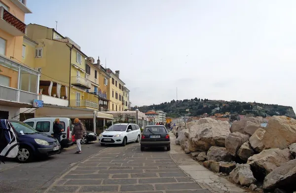 Piranska občina trdi, da je Punto zaprla za promet zaradi varnosti pešcev, KS Piran pa 
takšnemu ukrepu nasprotuje.