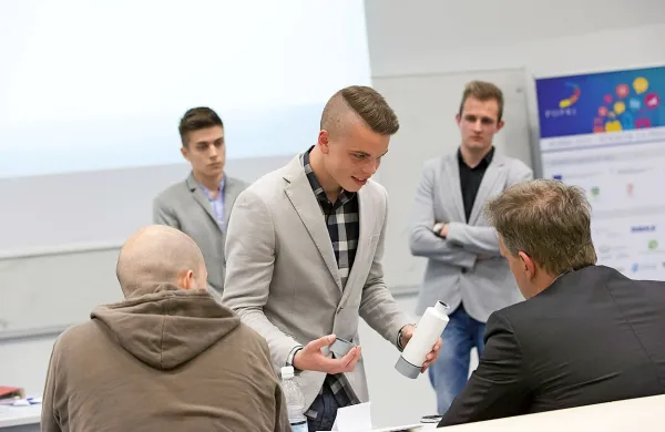 Mlade polfinaliste čakajo v četrtek kratke predstavitve pred 
strokovno komisijo.