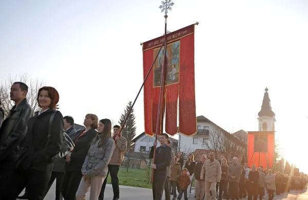 Večina kristjanov po vsem svetu danes praznuje veliko noč, 
največji krščanski praznik, ko se verniki spominjajo Jezusovega vstajenja od smrti.