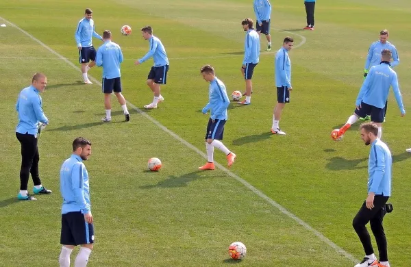 Slovenski reprezentanti med ogrevanjem na treningu.