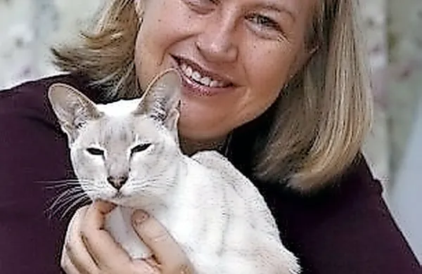 Lastnica Julie Baggott ni opazila, da v škatli z DVD-ji spi njena 
mačka.