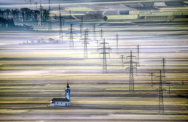 Tarfila si je prvo mesto prislužil s fotografijo z naslovom 
Cerkev na poljih Sorškega Polja, ki zajema posnetek pokrajine, kjer se sonce dviguje nad Škofjo Loko ter okoliškim 
hribovjem.
