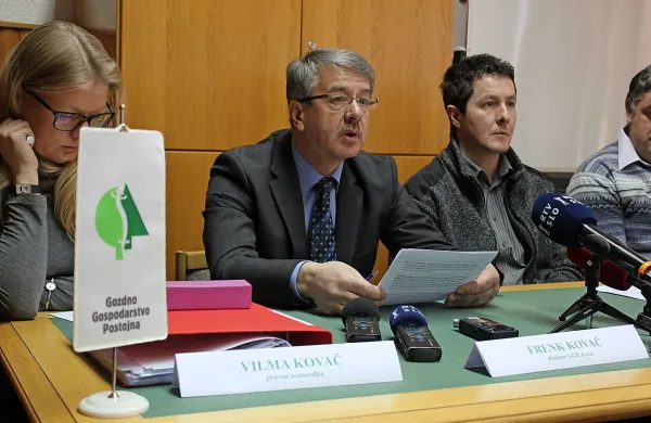 Gozdno gospodarstvo Postojna (GGP) je danes zaposlilo 
prve delavce, ki so prek podjetja Veles delali v njihovi poslovni 
enoti Marof Trade v Loški dolini.