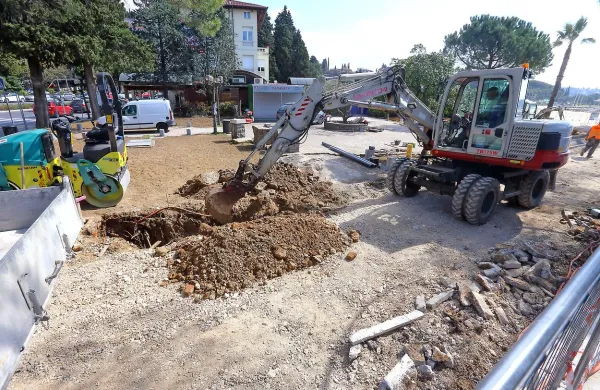 Odprt pogled na morje, plažo in vrtnice
