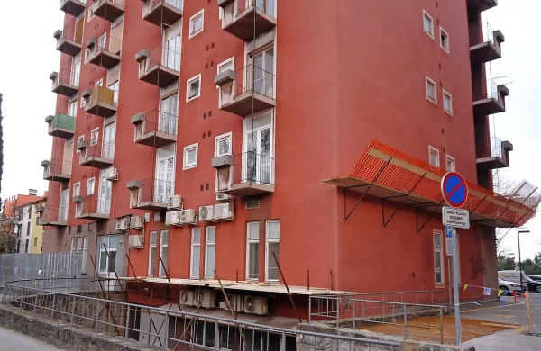 S Tomosovega bloka se kru&scaron;i omet