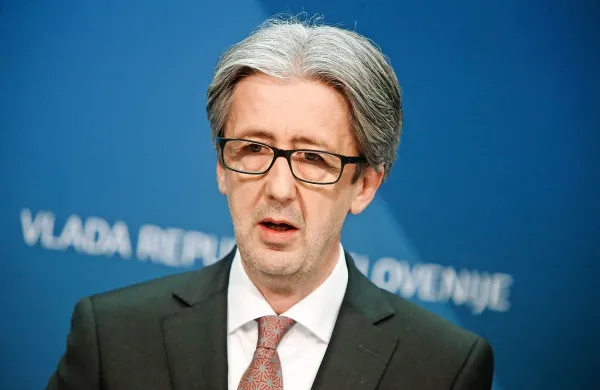 Državni sekretar za notranjem ministrstvu Boštjan Šefic je 
poudaril, da imajo prednost odseki ograje, ki potekajo v 
strnjenih naseljih ali v  bližini objektov.