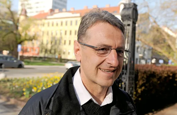 Brigadir Tone Krkovič je po današnjem zaslišanju povedal, da 
je sodišču pojasnil pravni okvir, pod katerim je dal junija 1991 
sestreliti helikopter JLA, na nadaljnja vprašanja sodišča pa ni 
odgovarjal.