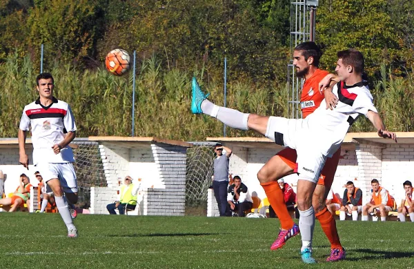 Manuel Valenta (v oranžnem dresu) je v Kidričevem zadel 
okvir nasprotnega gola.