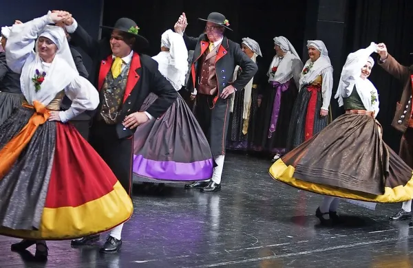 Odrasla folklorna skupina Kulturnega društva Kraški šopek 
ohranja stare plese, kot so mazurka, lender, cotiš in setepaši.