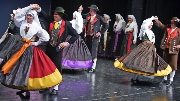 Odrasla folklorna skupina Kulturnega društva Kraški šopek 
ohranja stare plese, kot so mazurka, lender, cotiš in setepaši.