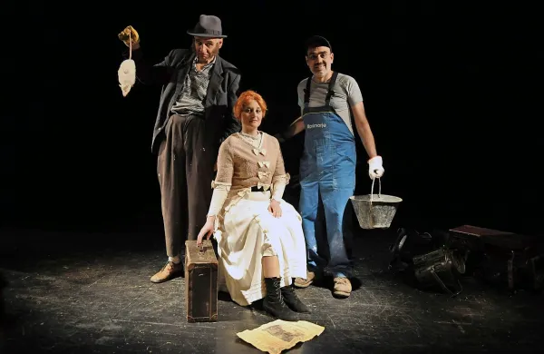  Radoš Bolčina, Zarja Pavlin in Robert Cotič (z leve) navdušujejo v predstavi Zidarja.   