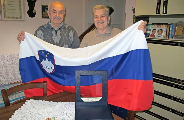 Ciril in Anica Jovanovski  z zastavo, ki jima jo je domov v 
Spodnje Škofije prinesel predsednik Borut Pahor.