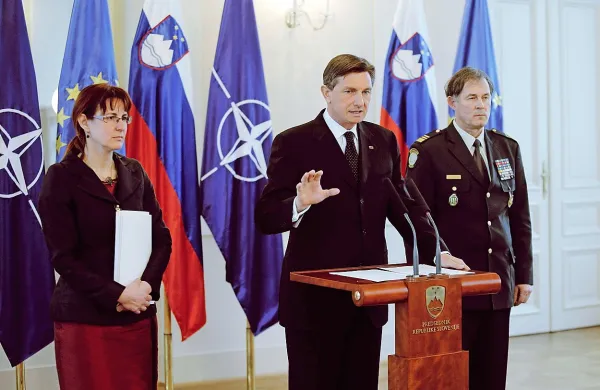 Slovenska vojska je po ocenah predsednika republike Boruta 
Pahorja na najnižji ravni sposobnosti delovanja že tretje leto 
zapored. Ob njem sta ministrica za obrambo Andreja Katič in 
načelnik Generalštaba SV generalmajor Andrej Osterman.