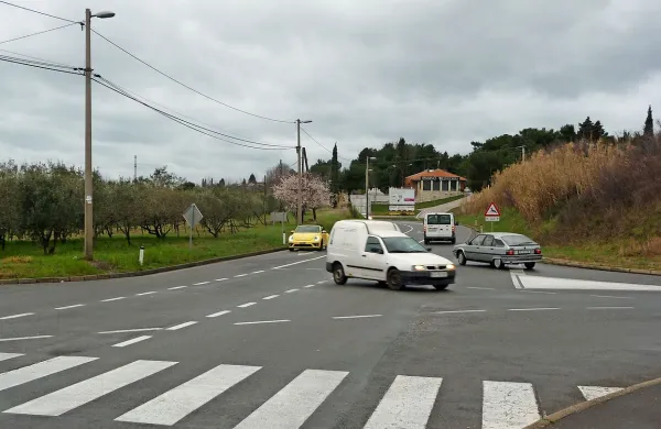 Križišče na Belvederju bo kmalu krožišče. Cesto nameravajo  
razširiti proti oljčniku.  
