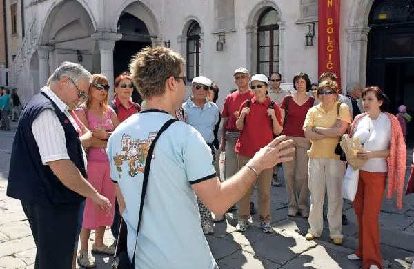 



Bodoči turistični vodniki bodo morali komisiji dokazati, da so 
vešči javnega nastopanja.