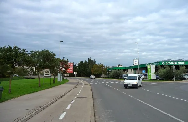 V prihodnje bodo križišče ob Agrarii preuredili v krožišče in 
Tomosovo območje povezali z mostičkom čez Badaševico.   