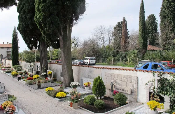 Širitev že dolgo pretesnega pokopališča, na katero v Šempetru čakajo že več kot 15 let,  sta zdaj ustavili pritožbi 
lastnikov sosednjih zemljišč. 