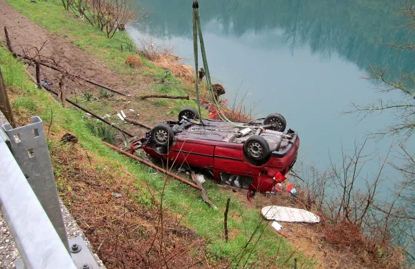 Avto domačinke je  prebil ograjo in prevrnjen na streho obstal na robu reke Soče.