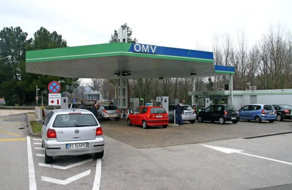 Slabe tri mesece po ropu je bila manjša črpalka na Škofijah 
znova tarča nepridipravov. Tokrat so tatinske vlomilce prijeli. 