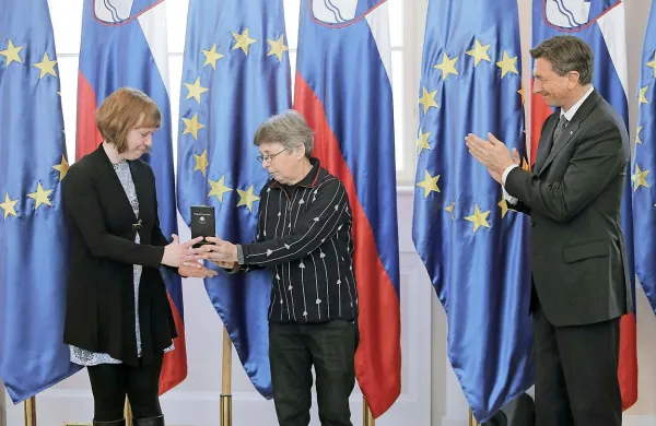 Medaljo za zasluge  je Borut Pahor vročil Trubarjevemu 
antikvariatu za visoko strokovno delo pri zagotavljanju dostopnosti knjig in prispevek k bralni kulturi.