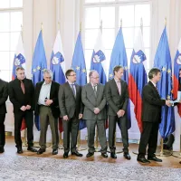 Skupini slovenskih znanstvenikov, ki sodelujejo v eksperimentu Atlas v Evropskem laboratoriju za fiziko delcev CERN 
v Švici, je predsednik vročil red za zasluge.